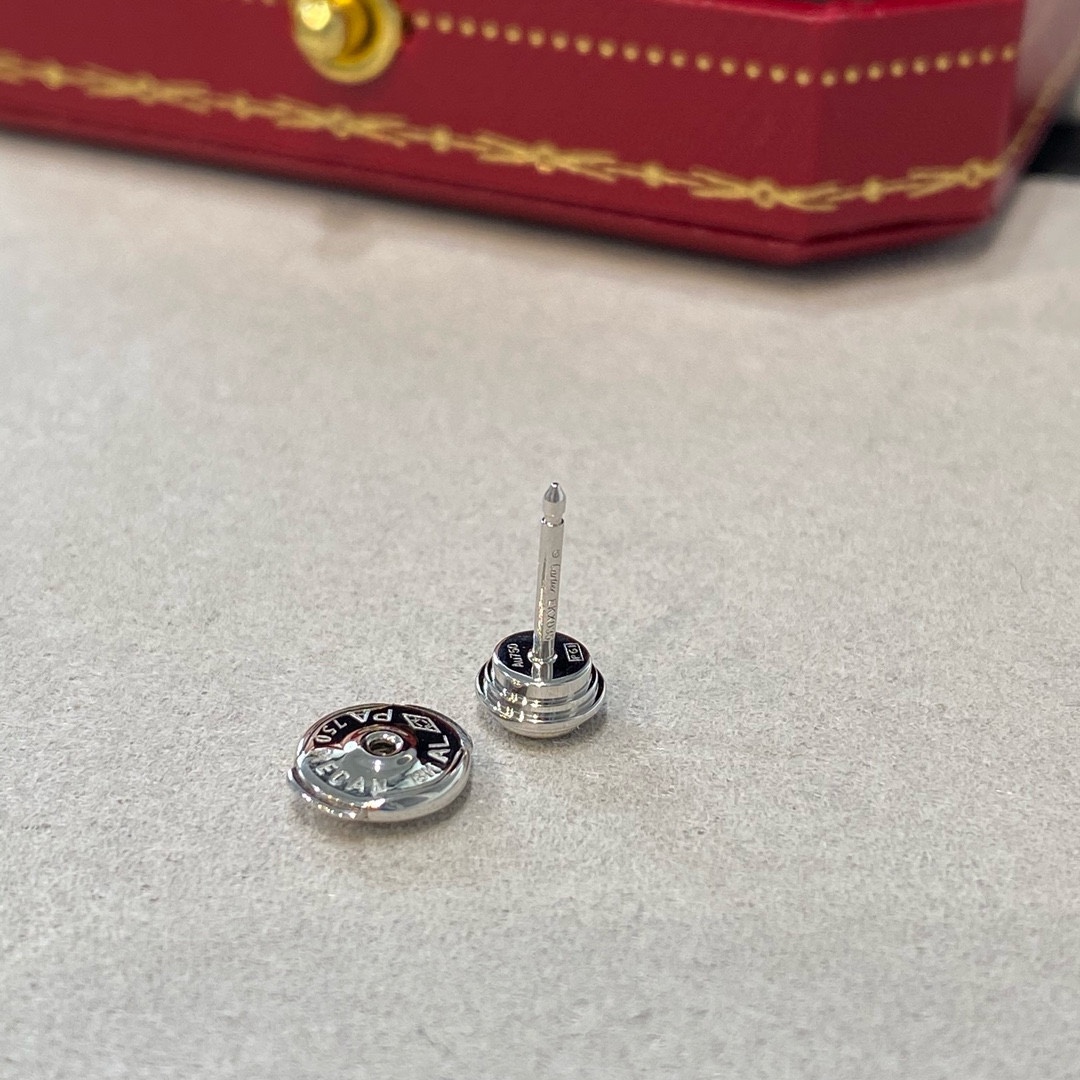 批发价💰105 （一对20分）
love单只十分钻耳钉，真的超级好看
❤️低调百搭又bulingbuling
最小的size但是是最中意的耳钉了！戴上就没怎么摘下来过，适合我这种懒人。
真的是适合各种衣服各种场合 。
一开始打开的时候我还不舍得戴，我这么粗心大意的 整天掉耳钉，真怕掉了&hellip;后面是卡住的，根本不用担心会掉。
估计n年都会爱不释手啊❤️