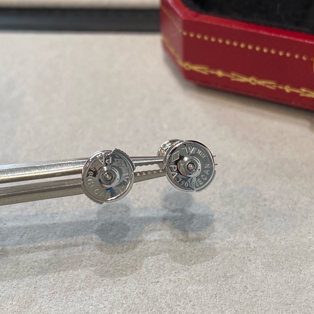 批发价💰105 （一对20分）
love单只十分钻耳钉，真的超级好看
❤️低调百搭又bulingbuling
最小的size但是是最中意的耳钉了！戴上就没怎么摘下来过，适合我这种懒人。
真的是适合各种衣服各种场合 。
一开始打开的时候我还不舍得戴，我这么粗心大意的 整天掉耳钉，真怕掉了&hellip;后面是卡住的，根本不用担心会掉。
估计n年都会爱不释手啊❤️