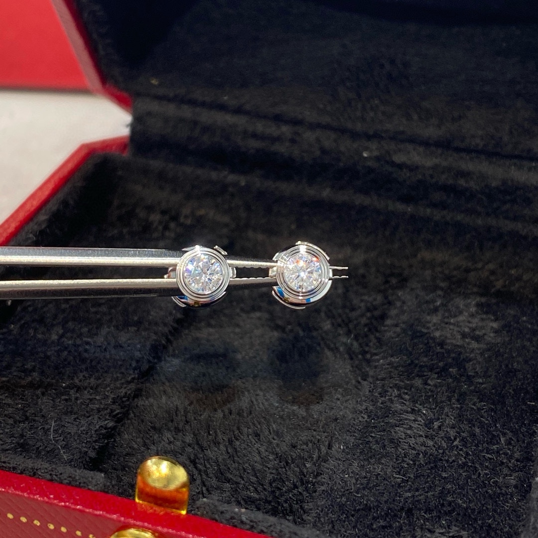 批发价💰105 （一对20分）
love单只十分钻耳钉，真的超级好看
❤️低调百搭又bulingbuling
最小的size但是是最中意的耳钉了！戴上就没怎么摘下来过，适合我这种懒人。
真的是适合各种衣服各种场合 。
一开始打开的时候我还不舍得戴，我这么粗心大意的 整天掉耳钉，真怕掉了&hellip;后面是卡住的，根本不用担心会掉。
估计n年都会爱不释手啊❤️