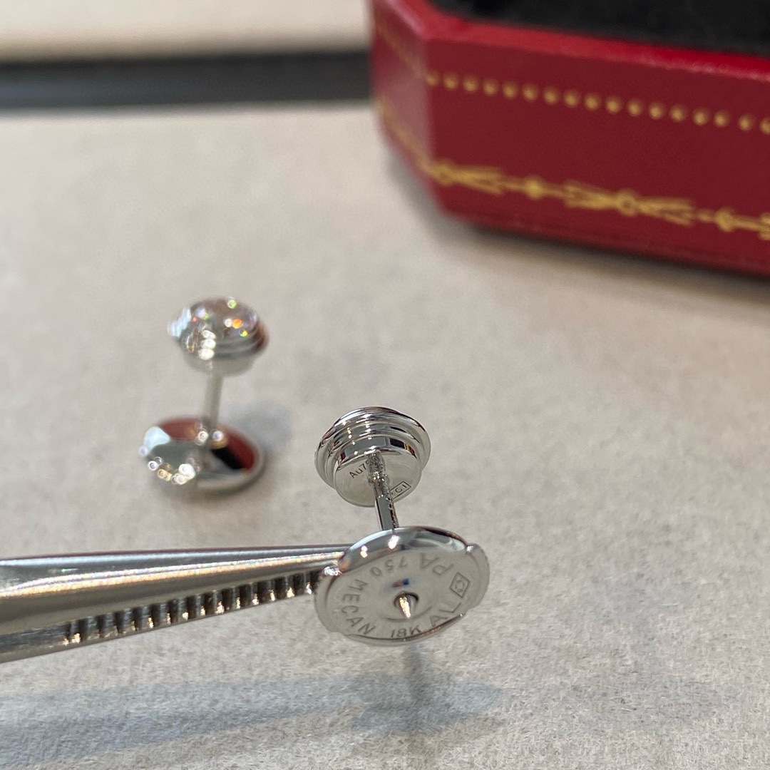 批发价💰105 （一对20分）
love单只十分钻耳钉，真的超级好看
❤️低调百搭又bulingbuling
最小的size但是是最中意的耳钉了！戴上就没怎么摘下来过，适合我这种懒人。
真的是适合各种衣服各种场合 。
一开始打开的时候我还不舍得戴，我这么粗心大意的 整天掉耳钉，真怕掉了&hellip;后面是卡住的，根本不用担心会掉。
估计n年都会爱不释手啊❤️