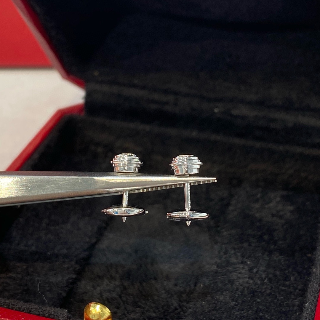 批发价💰105 （一对20分）
love单只十分钻耳钉，真的超级好看
❤️低调百搭又bulingbuling
最小的size但是是最中意的耳钉了！戴上就没怎么摘下来过，适合我这种懒人。
真的是适合各种衣服各种场合 。
一开始打开的时候我还不舍得戴，我这么粗心大意的 整天掉耳钉，真怕掉了&hellip;后面是卡住的，根本不用担心会掉。
估计n年都会爱不释手啊❤️