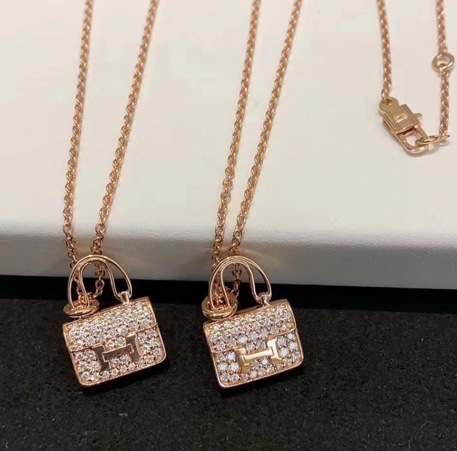 
新款康康包项链，相对于老版康康包，新版钻更加bling bling闪闪发光，经典包包手柄处宽度较宽，而