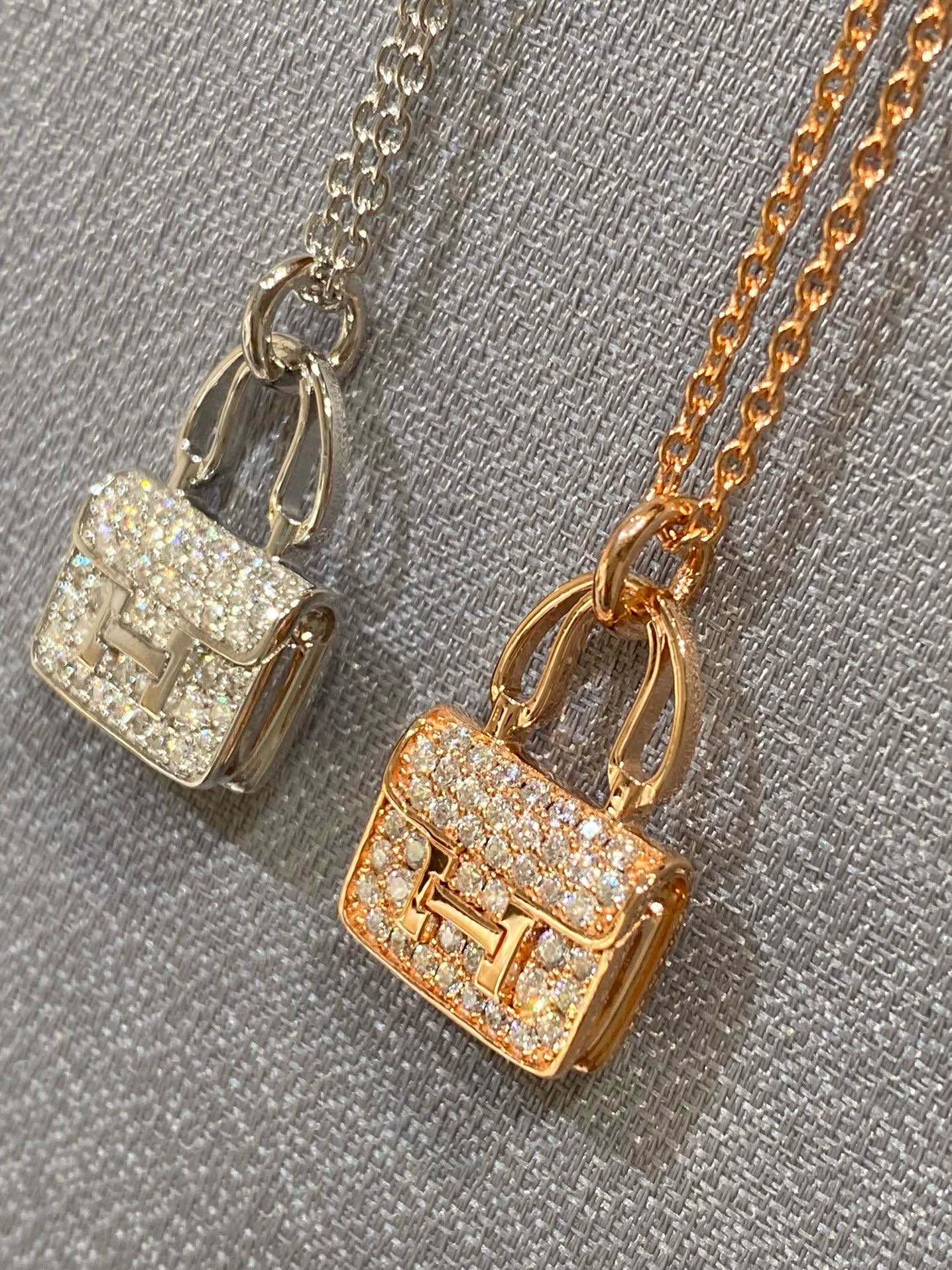 
新款康康包项链，相对于老版康康包，新版钻更加bling bling闪闪发光，经典包包手柄处宽度较宽，而