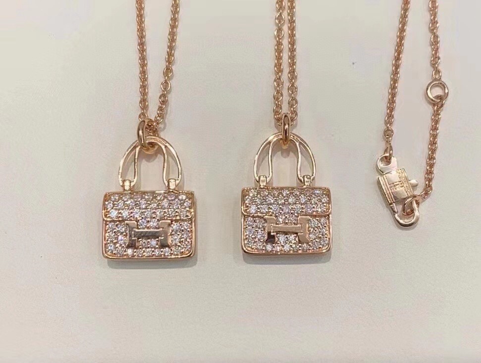 
新款康康包项链，相对于老版康康包，新版钻更加bling bling闪闪发光，经典包包手柄处宽度较宽，而