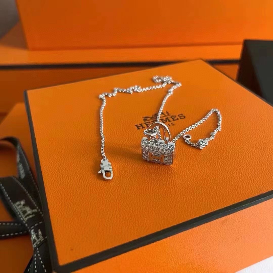 
新款康康包项链，相对于老版康康包，新版钻更加bling bling闪闪发光，经典包包手柄处宽度较宽，而