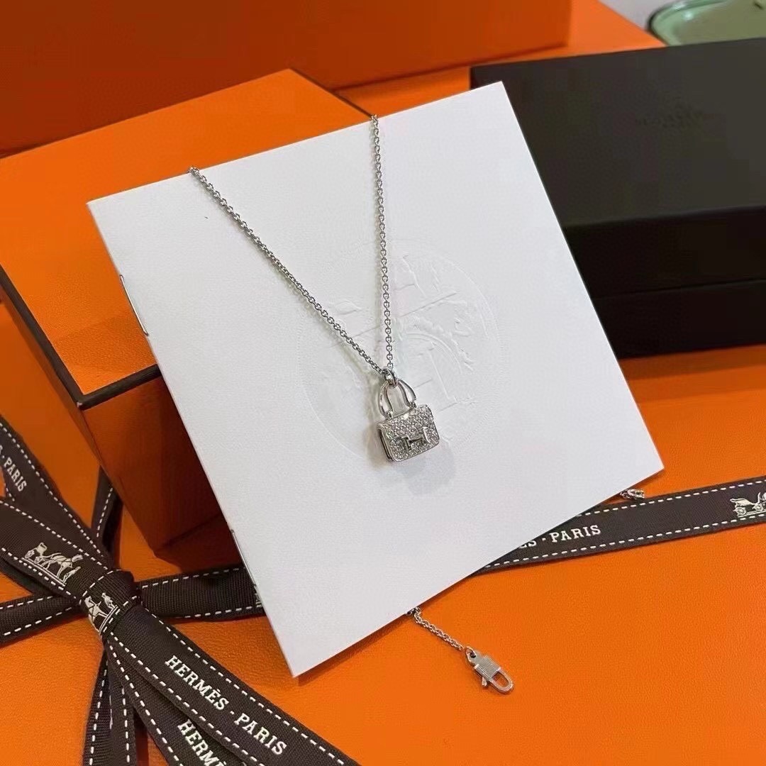 
新款康康包项链，相对于老版康康包，新版钻更加bling bling闪闪发光，经典包包手柄处宽度较宽，而