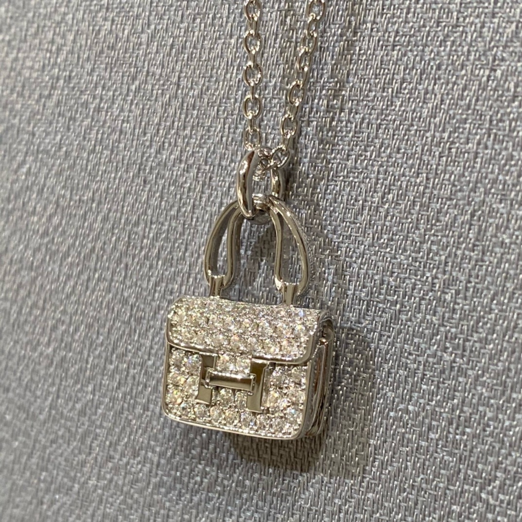 
新款康康包项链，相对于老版康康包，新版钻更加bling bling闪闪发光，经典包包手柄处宽度较宽，而