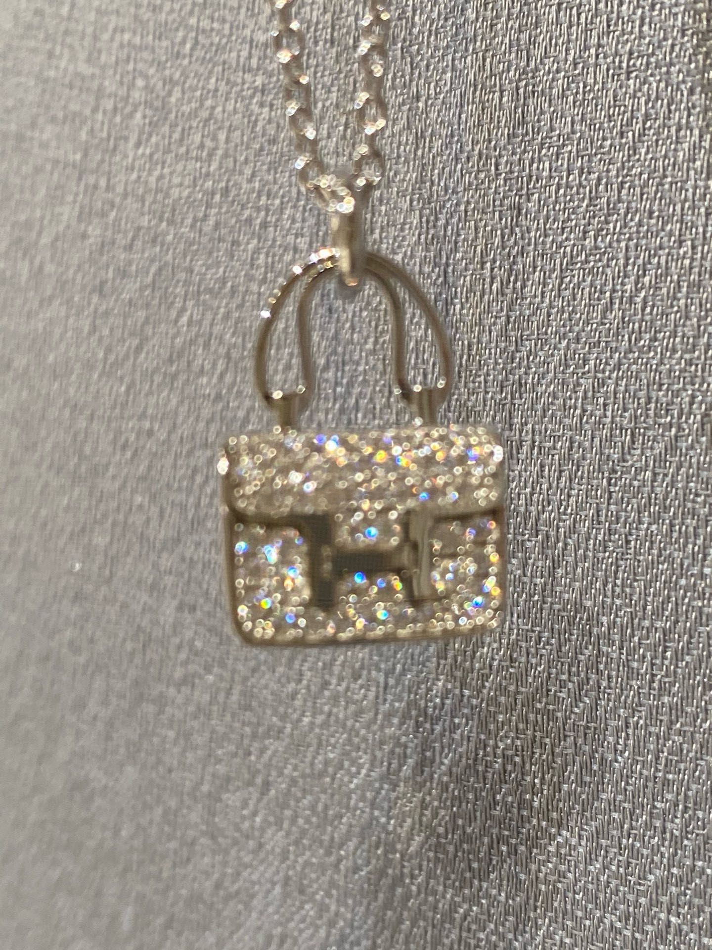 
新款康康包项链，相对于老版康康包，新版钻更加bling bling闪闪发光，经典包包手柄处宽度较宽，而