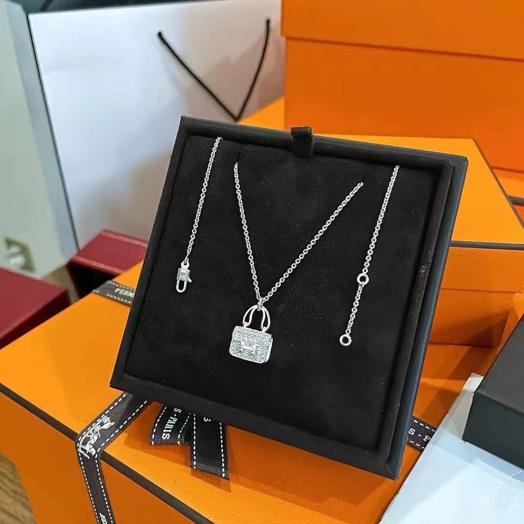 
新款康康包项链，相对于老版康康包，新版钻更加bling bling闪闪发光，经典包包手柄处宽度较宽，而