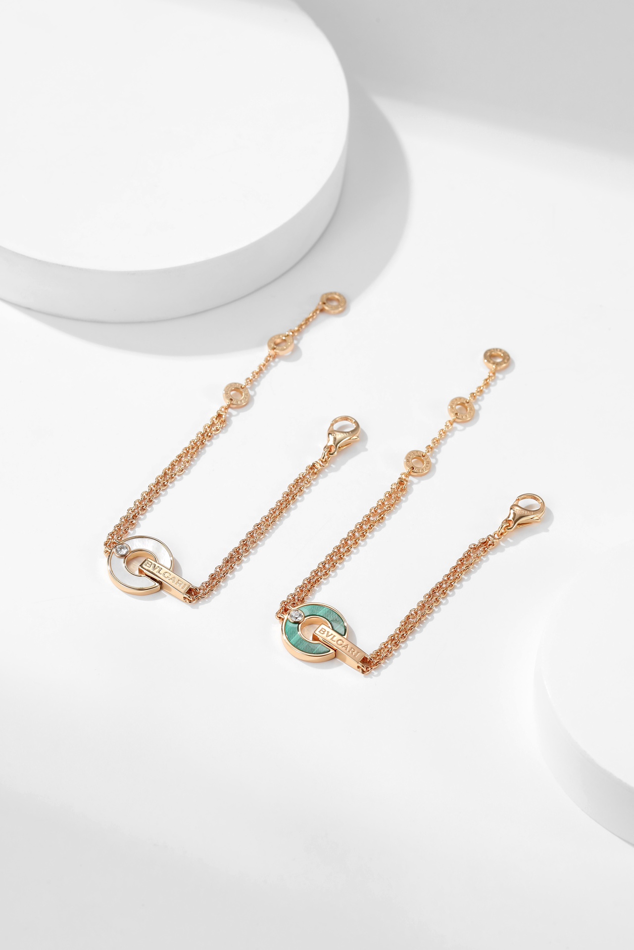 NO:588769,Disc bracelet, commonly known as copper coin bracelet, platinum champagne gold spot, new mother-of-pearl diamond disc bracelet, super beautiful bracelet, like a copper coin, has a feeling of attracting wealth. The mother-of-pearl is inlaid with a rhinestone, which is definitely the finishing touch of the whole. Paired with rose gold bracelet, special luxury and fashion, unstoppable sparkle. The design of the disc, embellishment of diamonds, the diamonds are shiny, the lines are smooth, the real thing is very slim, especially beautiful, simple and fashionable.  Low-key luxury, fine jewelry, bracelet19860909圆盘手链 俗称铜钱手链白金香槟金现货 新款贝母镶钻圆盘手链 超级美腻的一款手链  像一枚铜钱 有一种招财进宝的感觉 贝母上镶有一颗水钻 绝对是整体上的点睛之笔 搭配玫瑰金手链 特别的奢华时尚 无法阻挡的闪耀 圆盘的设计 钻的点缀  钻闪闪发亮 线条感流畅 实物上手非常纤秀 特别好看 简约时尚 低调的奢华,饰品精品,bracelet,Jewelry