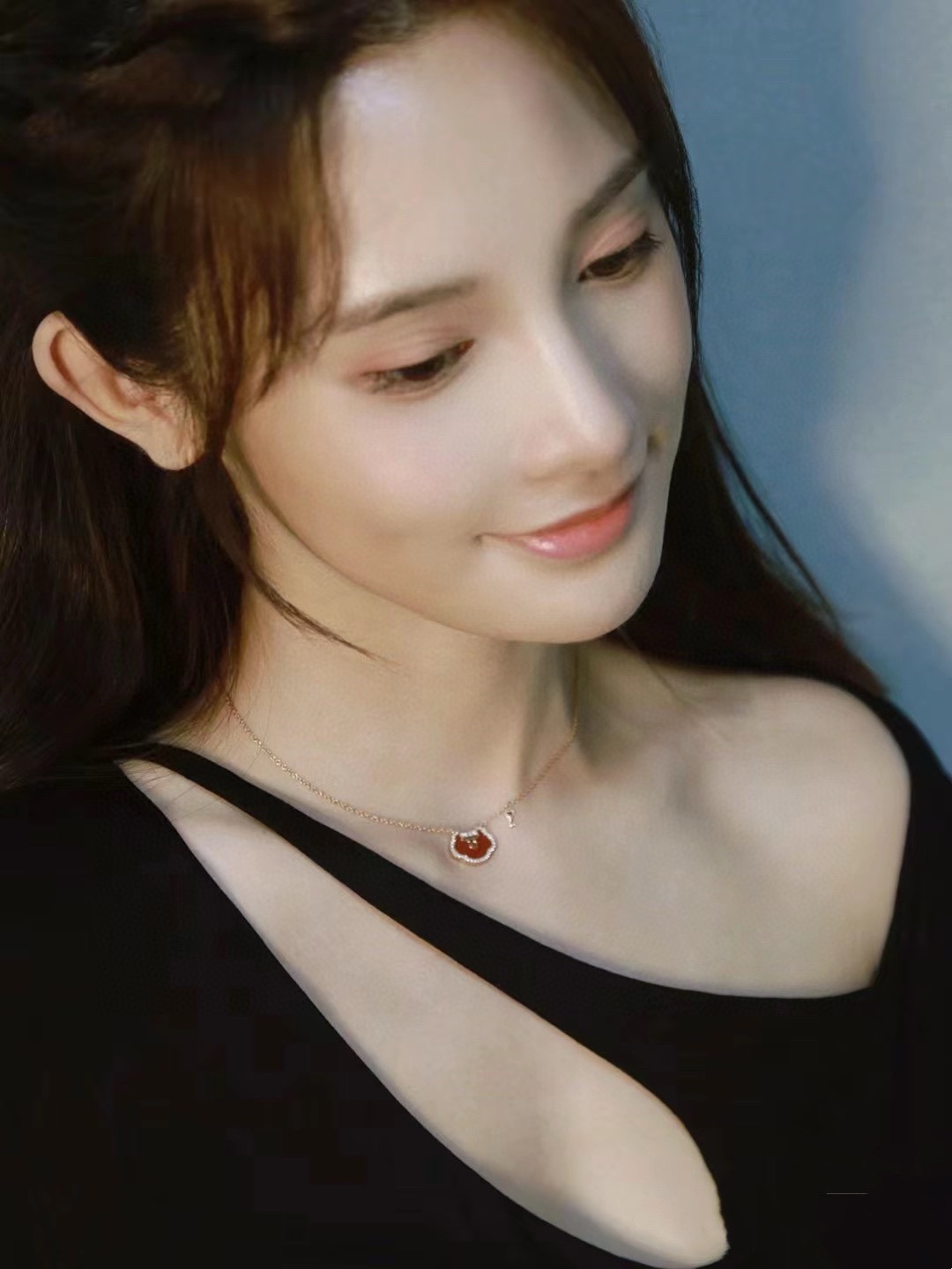 
Yuyi系列如意心锁项链～红色心扉特别的爱情💓寓意，一整块云朵般的红玉髓搭配闪亮的钻石，幻彩独特。
