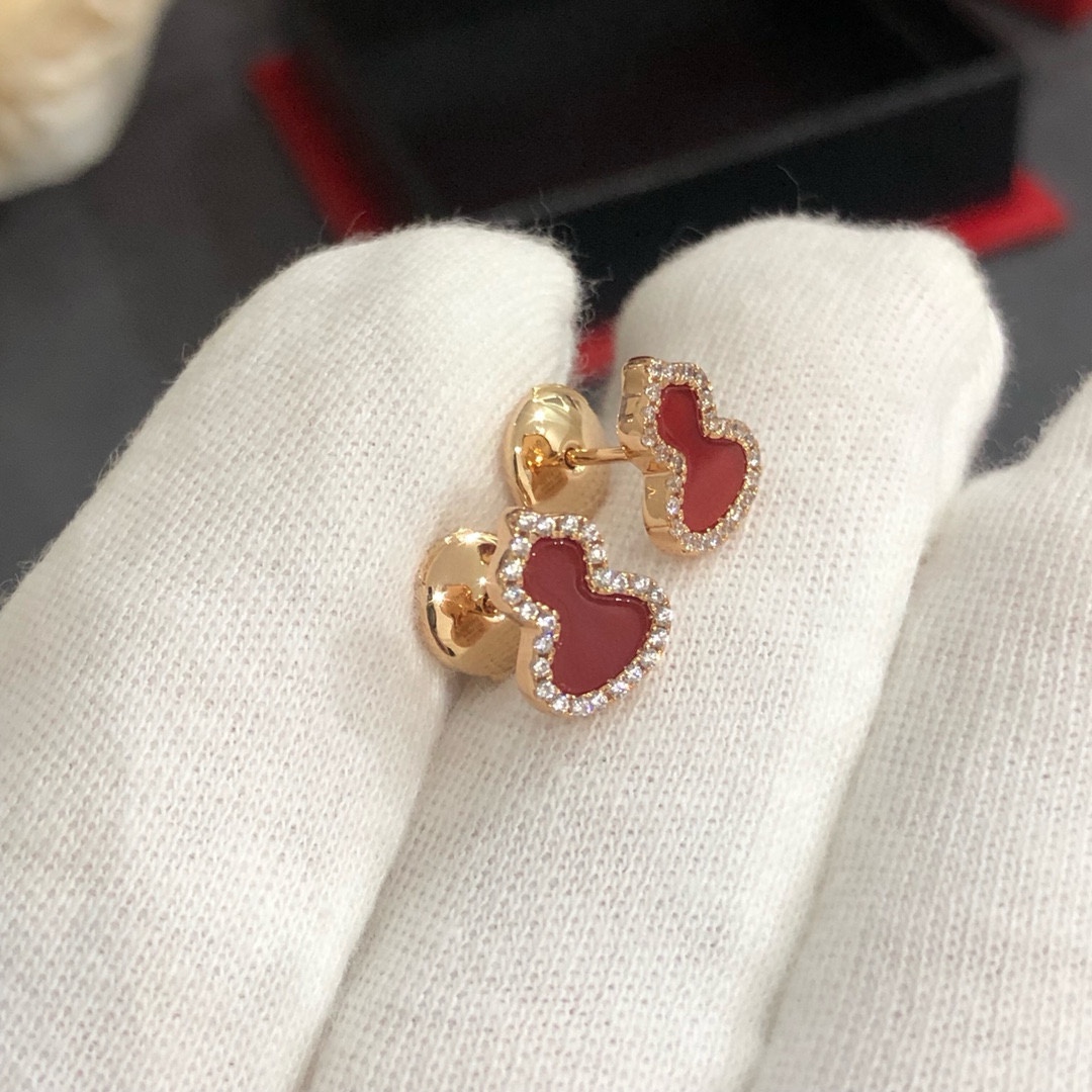 
“鸿运当头 福禄双全”愛心麒麟中国元素葫芦耳钉
与大号耳钉不同，mini版搭配的是卡位耳堵。
真喜欢😘