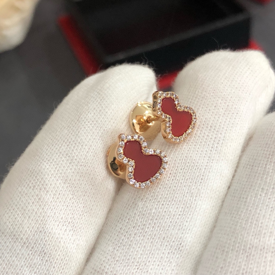 
“鸿运当头 福禄双全”愛心麒麟中国元素葫芦耳钉
与大号耳钉不同，mini版搭配的是卡位耳堵。
真喜欢😘