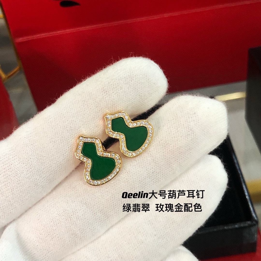 
Qeeli*麒麟满钻绿翡翠葫芦耳钉 💖这款耳环我们采用独家材质 钻石全部选用进口施华洛世奇钻 镶嵌方式