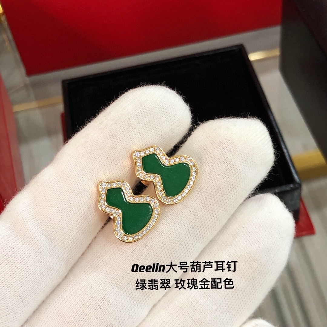 
Qeeli*麒麟满钻绿翡翠葫芦耳钉 💖这款耳环我们采用独家材质 钻石全部选用进口施华洛世奇钻 镶嵌方式