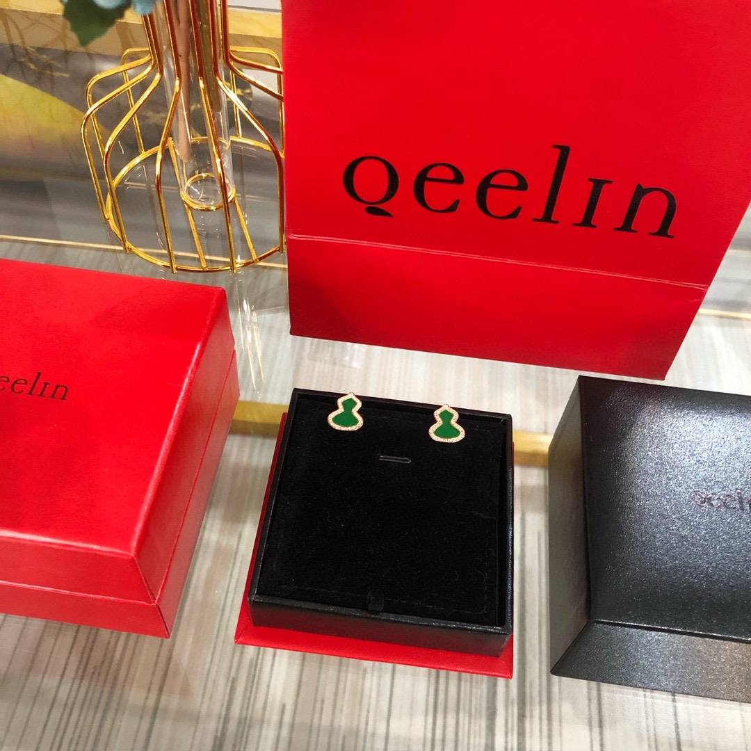 
Qeeli*麒麟满钻绿翡翠葫芦耳钉 💖这款耳环我们采用独家材质 钻石全部选用进口施华洛世奇钻 镶嵌方式