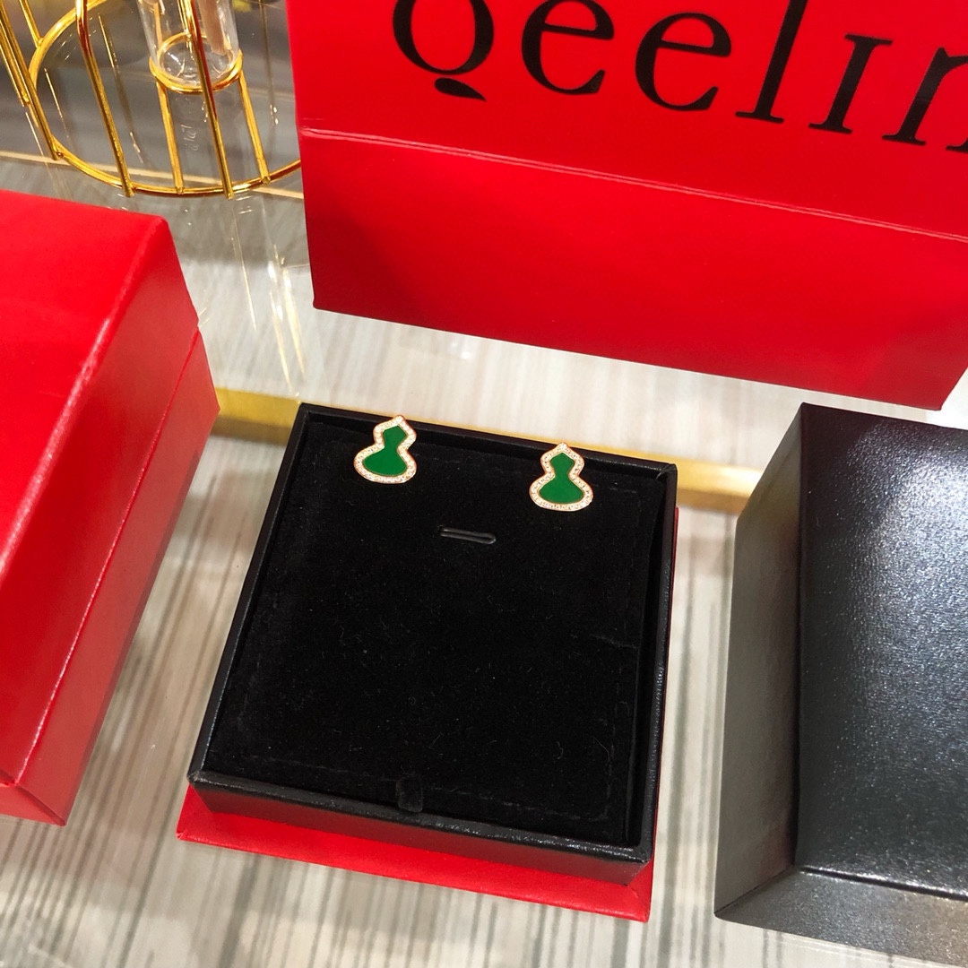 
Qeeli*麒麟满钻绿翡翠葫芦耳钉 💖这款耳环我们采用独家材质 钻石全部选用进口施华洛世奇钻 镶嵌方式