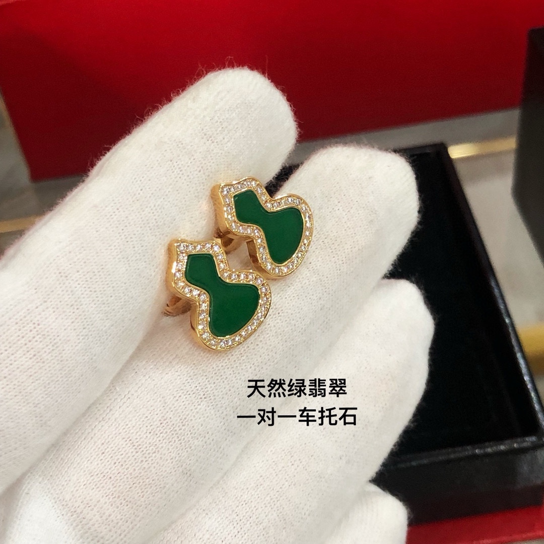 
Qeeli*麒麟满钻绿翡翠葫芦耳钉 💖这款耳环我们采用独家材质 钻石全部选用进口施华洛世奇钻 镶嵌方式