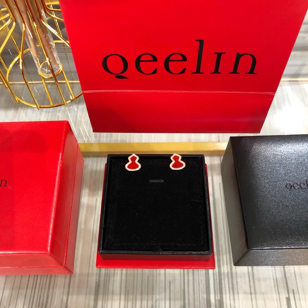 
Qeeli*麒麟满钻红玉髓葫芦耳钉 💖这款耳环我们采用独家材质 钻石全部选用进口施华洛世奇钻 镶嵌方式