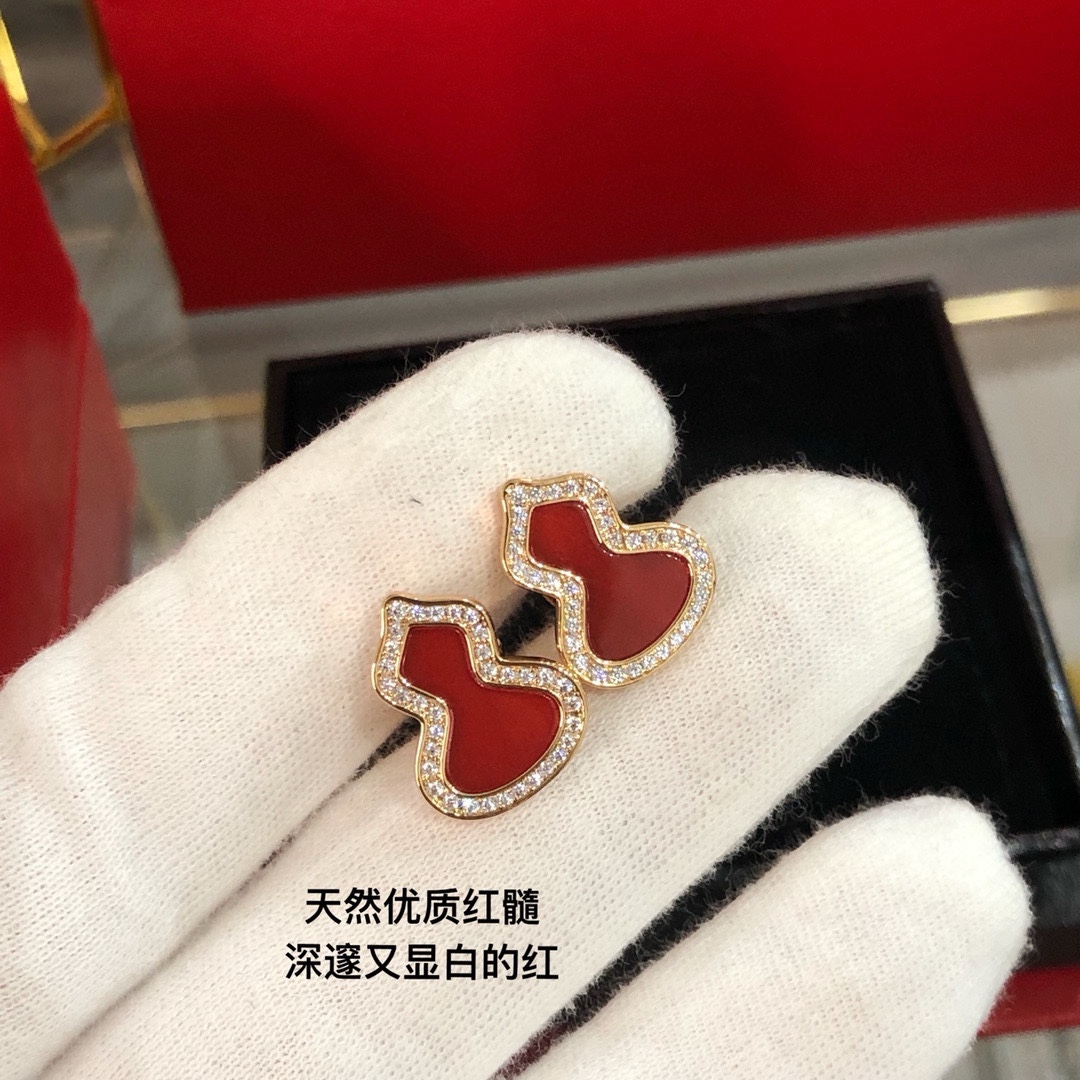 
Qeeli*麒麟满钻红玉髓葫芦耳钉 💖这款耳环我们采用独家材质 钻石全部选用进口施华洛世奇钻 镶嵌方式