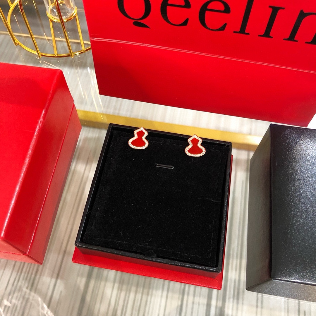 
Qeeli*麒麟满钻红玉髓葫芦耳钉 💖这款耳环我们采用独家材质 钻石全部选用进口施华洛世奇钻 镶嵌方式