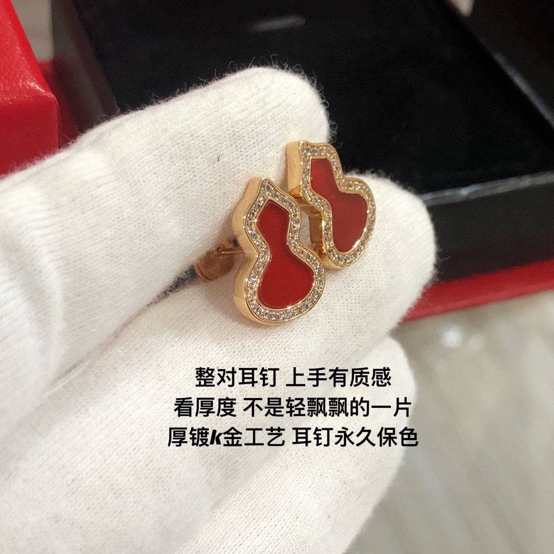 
Qeeli*麒麟满钻红玉髓葫芦耳钉 💖这款耳环我们采用独家材质 钻石全部选用进口施华洛世奇钻 镶嵌方式