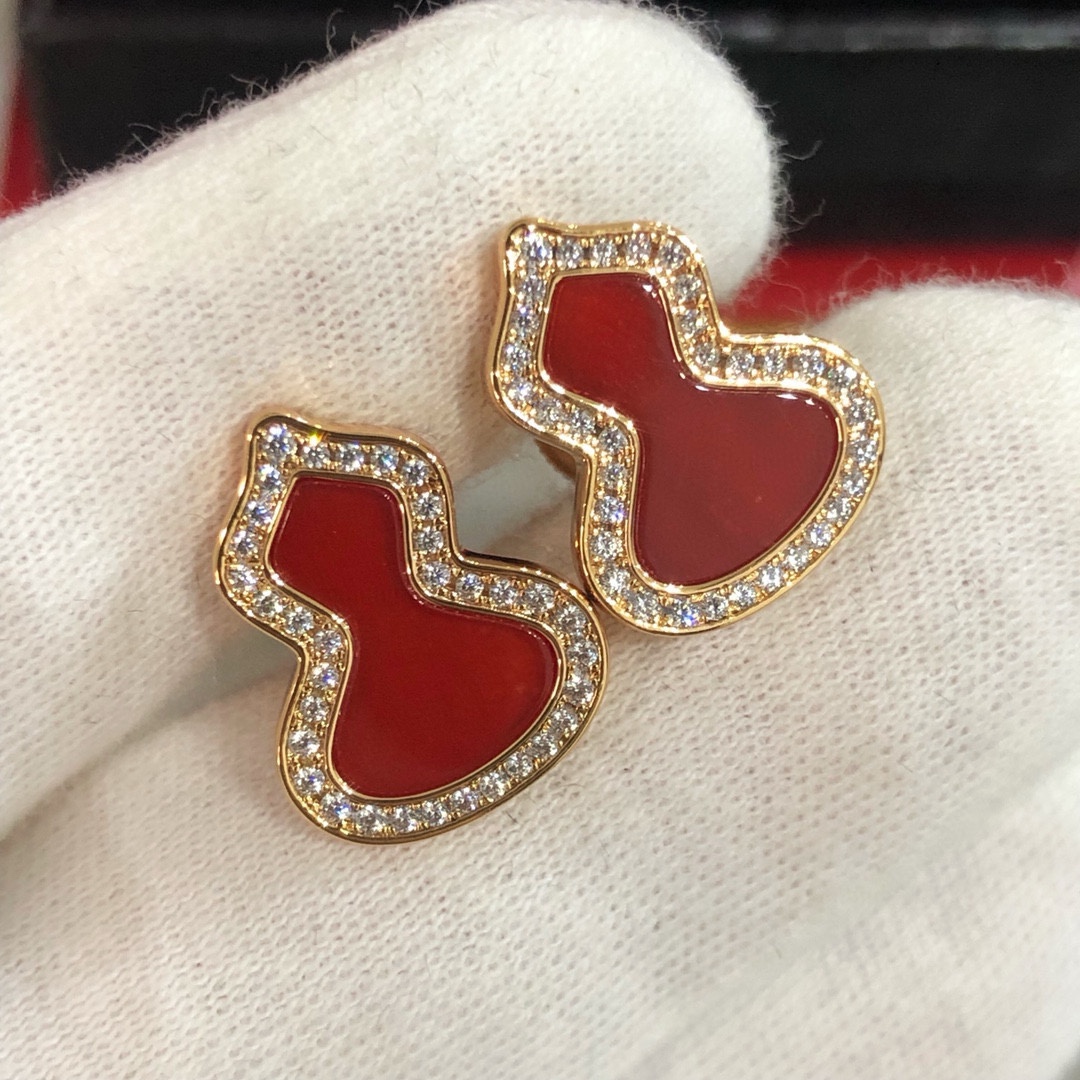 
Qeeli*麒麟满钻红玉髓葫芦耳钉 💖这款耳环我们采用独家材质 钻石全部选用进口施华洛世奇钻 镶嵌方式