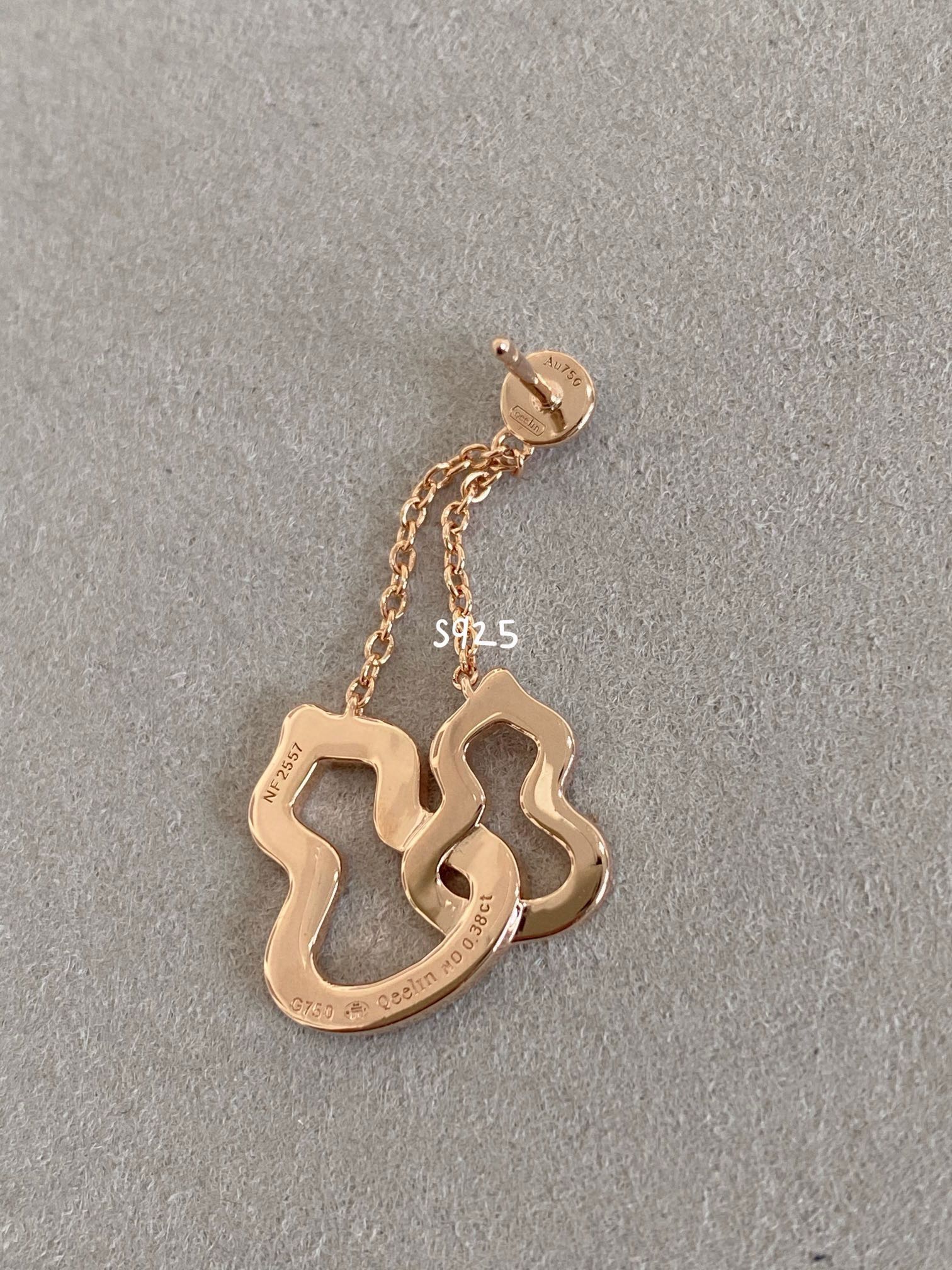 
双葫芦设计更加立体，一套戴效果翻倍
双葫芦耳环出乎意料的好看值得入
讲真以前觉得葫芦的造型挺土的
从这