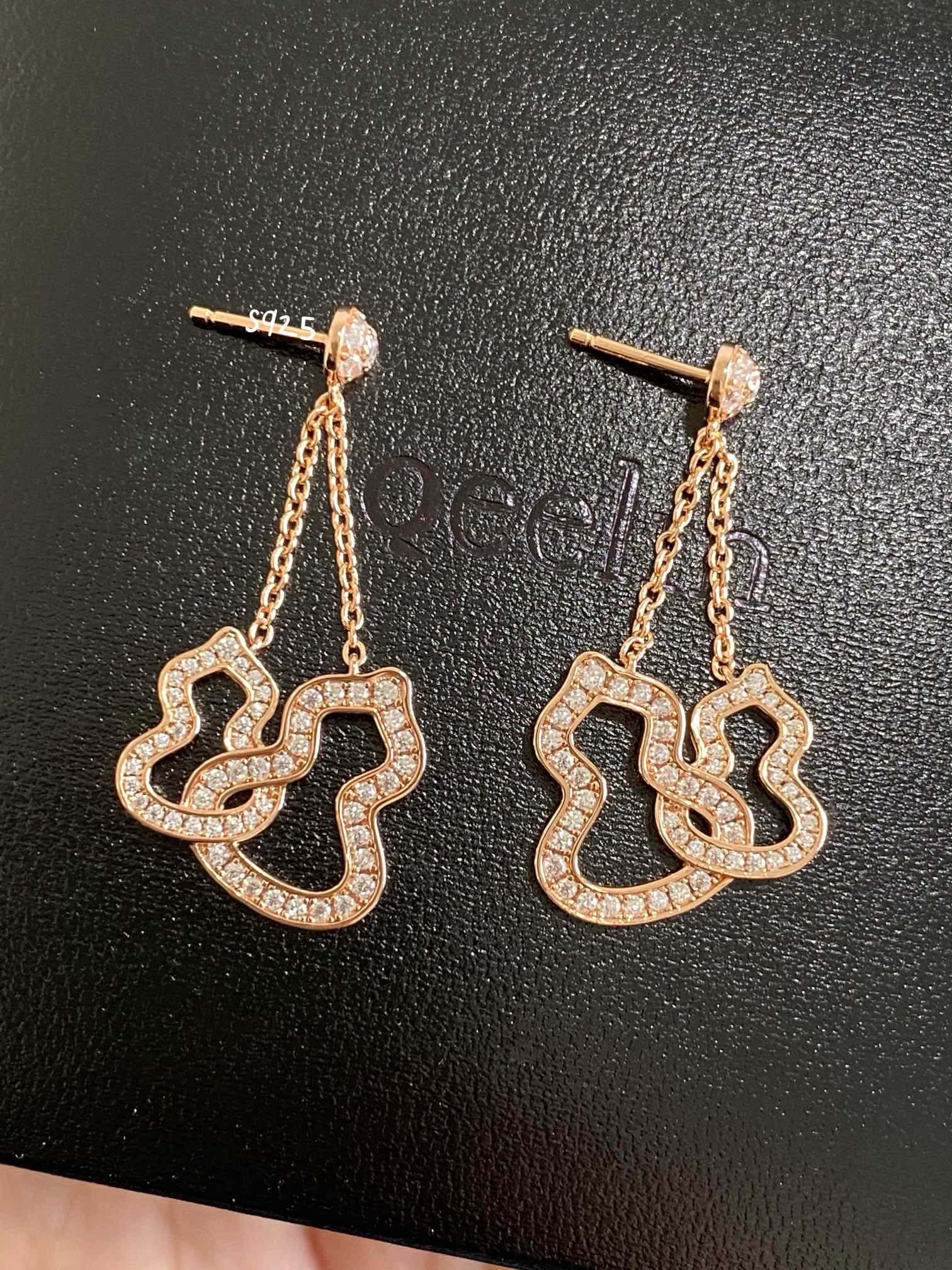 
双葫芦设计更加立体，一套戴效果翻倍
双葫芦耳环出乎意料的好看值得入
讲真以前觉得葫芦的造型挺土的
从这