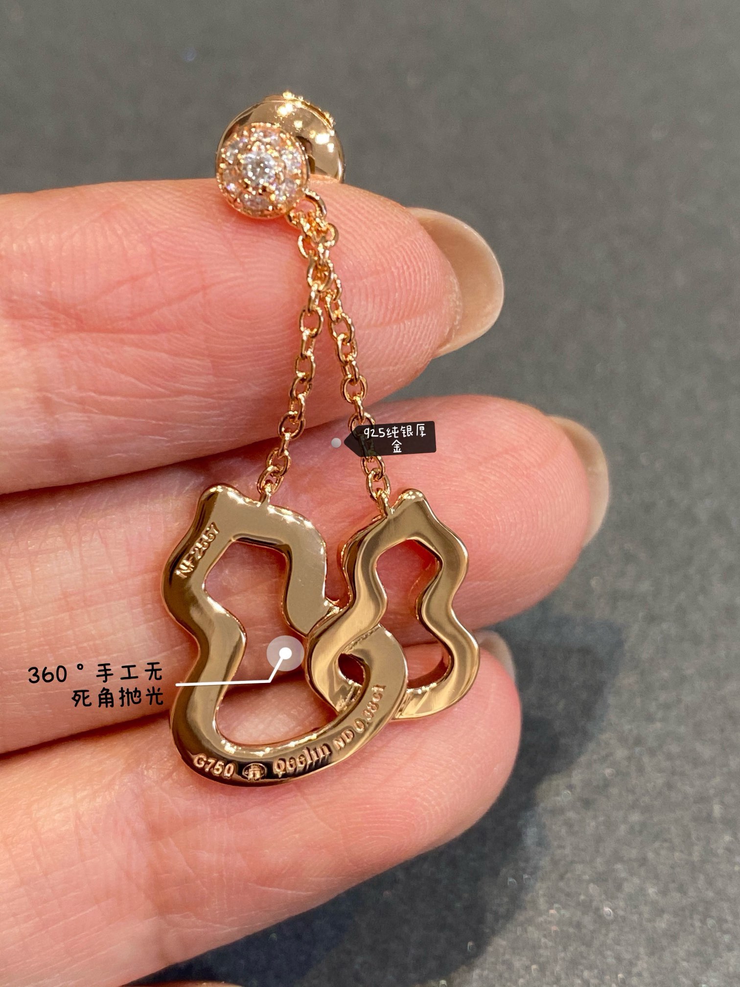 
双葫芦设计更加立体，一套戴效果翻倍
双葫芦耳环出乎意料的好看值得入
讲真以前觉得葫芦的造型挺土的
从这