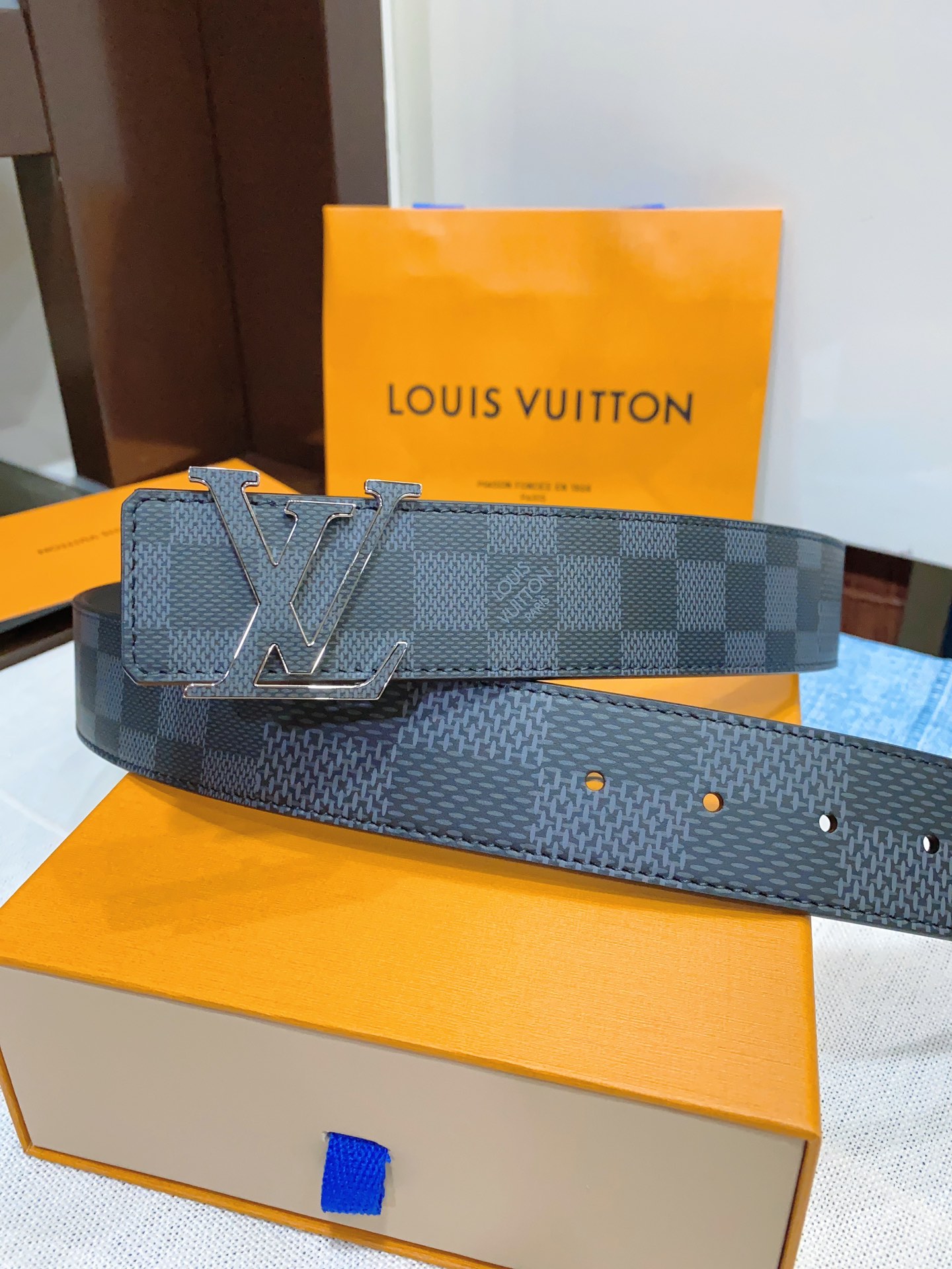 LOUIS VUITTON LV扣头双面腰带 男款宽度4.0cm M0340采用双面进口牛皮，扣头精致贴