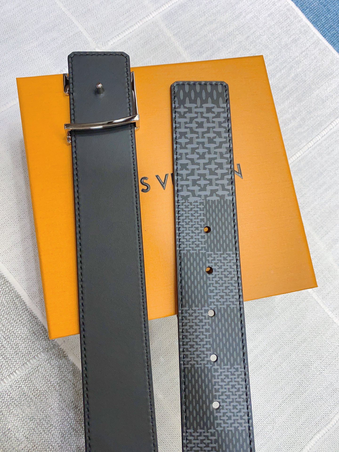 LOUIS VUITTON LV扣头双面腰带 男款宽度4.0cm M0340采用双面进口牛皮，扣头精致贴