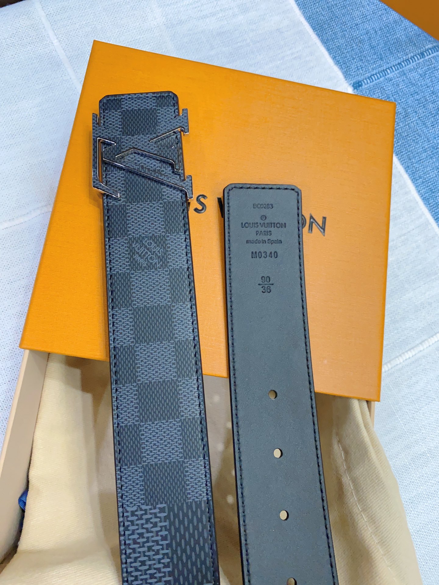 LOUIS VUITTON LV扣头双面腰带 男款宽度4.0cm M0340采用双面进口牛皮，扣头精致贴