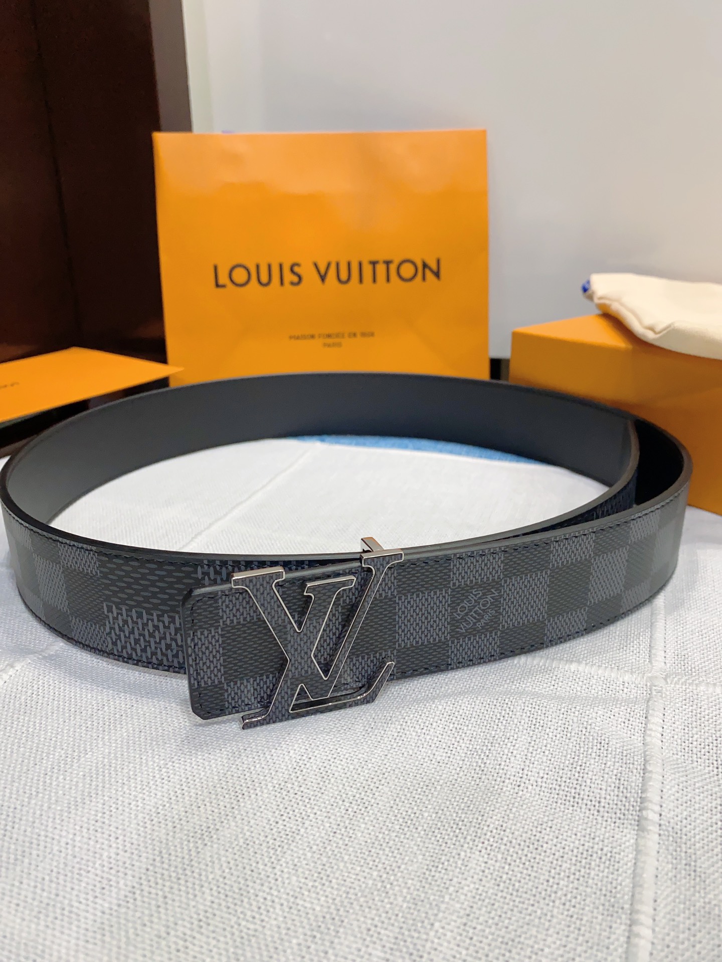 LOUIS VUITTON LV扣头双面腰带 男款宽度4.0cm M0340采用双面进口牛皮，扣头精致贴