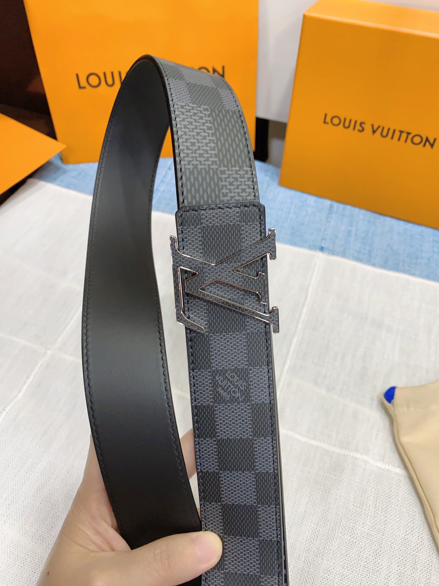LOUIS VUITTON LV扣头双面腰带 男款宽度4.0cm M0340采用双面进口牛皮，扣头精致贴