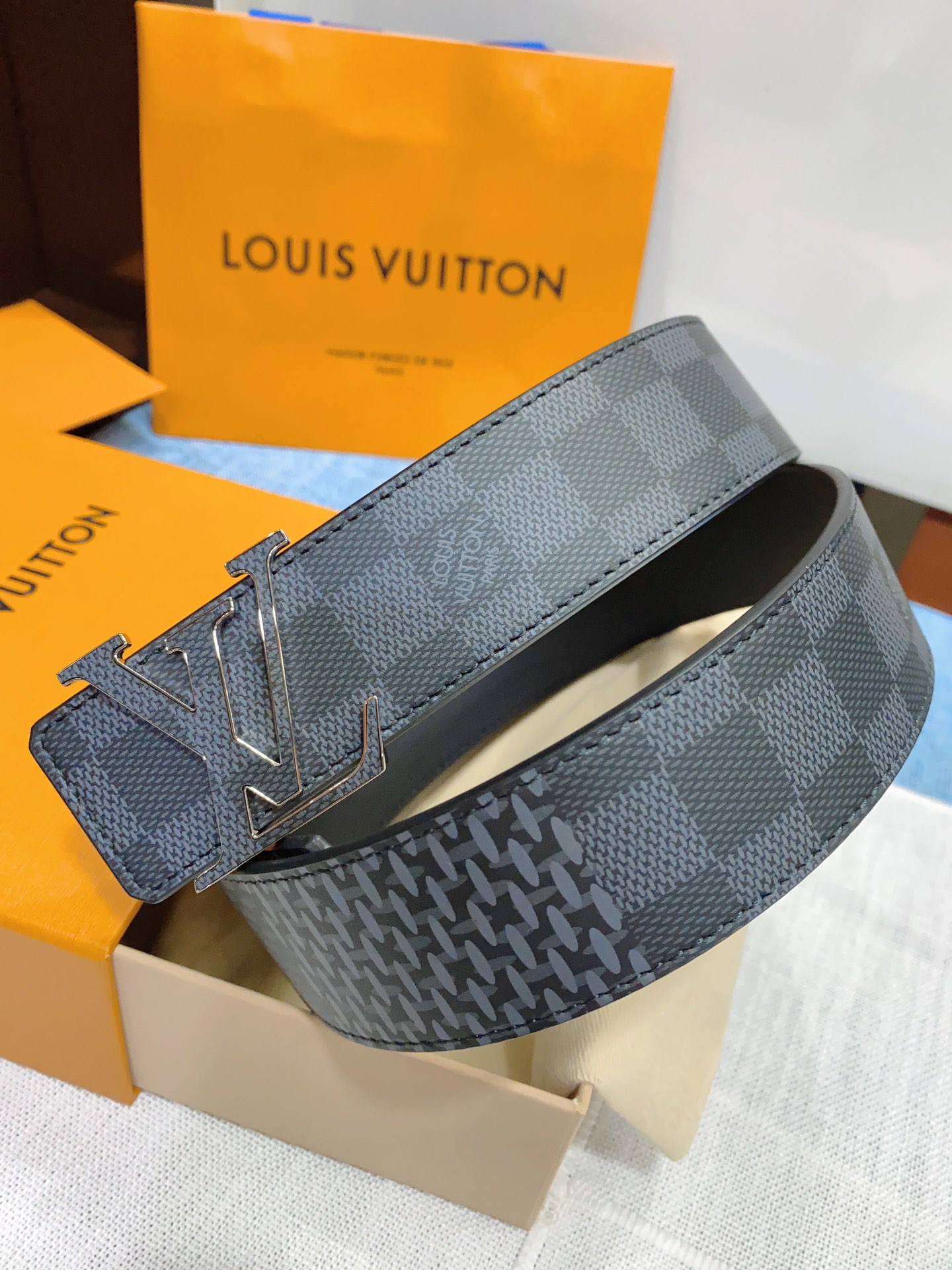 LOUIS VUITTON LV扣头双面腰带 男款宽度4.0cm M0340采用双面进口牛皮，扣头精致贴