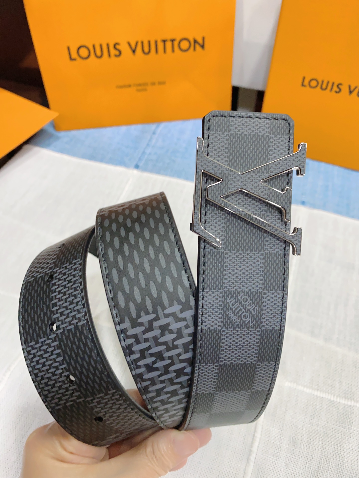 LOUIS VUITTON LV扣头双面腰带 男款宽度4.0cm M0340采用双面进口牛皮，扣头精致贴