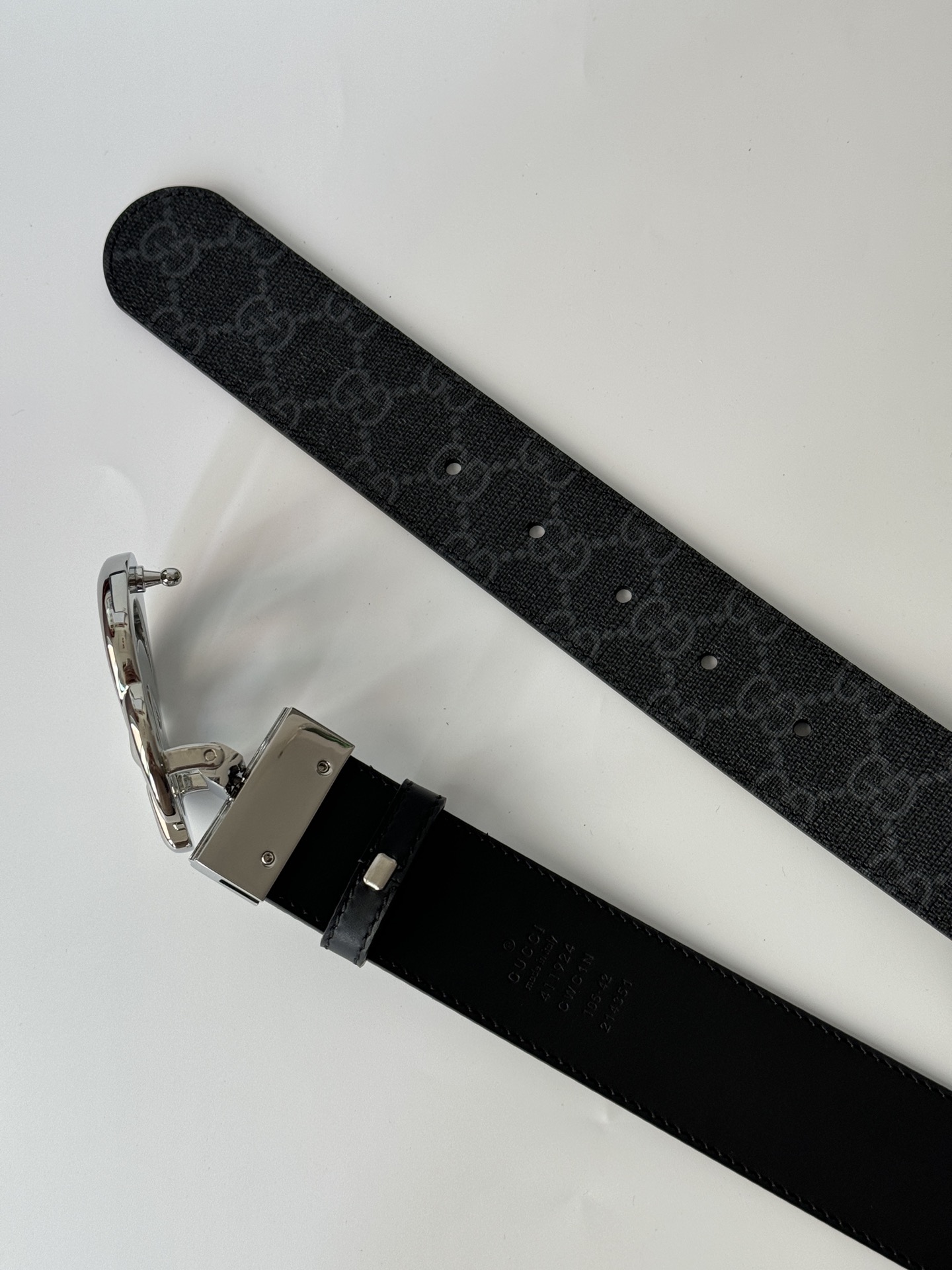 Gucci古驰3.7cm双G亮光旋转扣搭配双面皮带，带身用料PVC搭配头层牛皮双面设计。质感细腻舒适，时