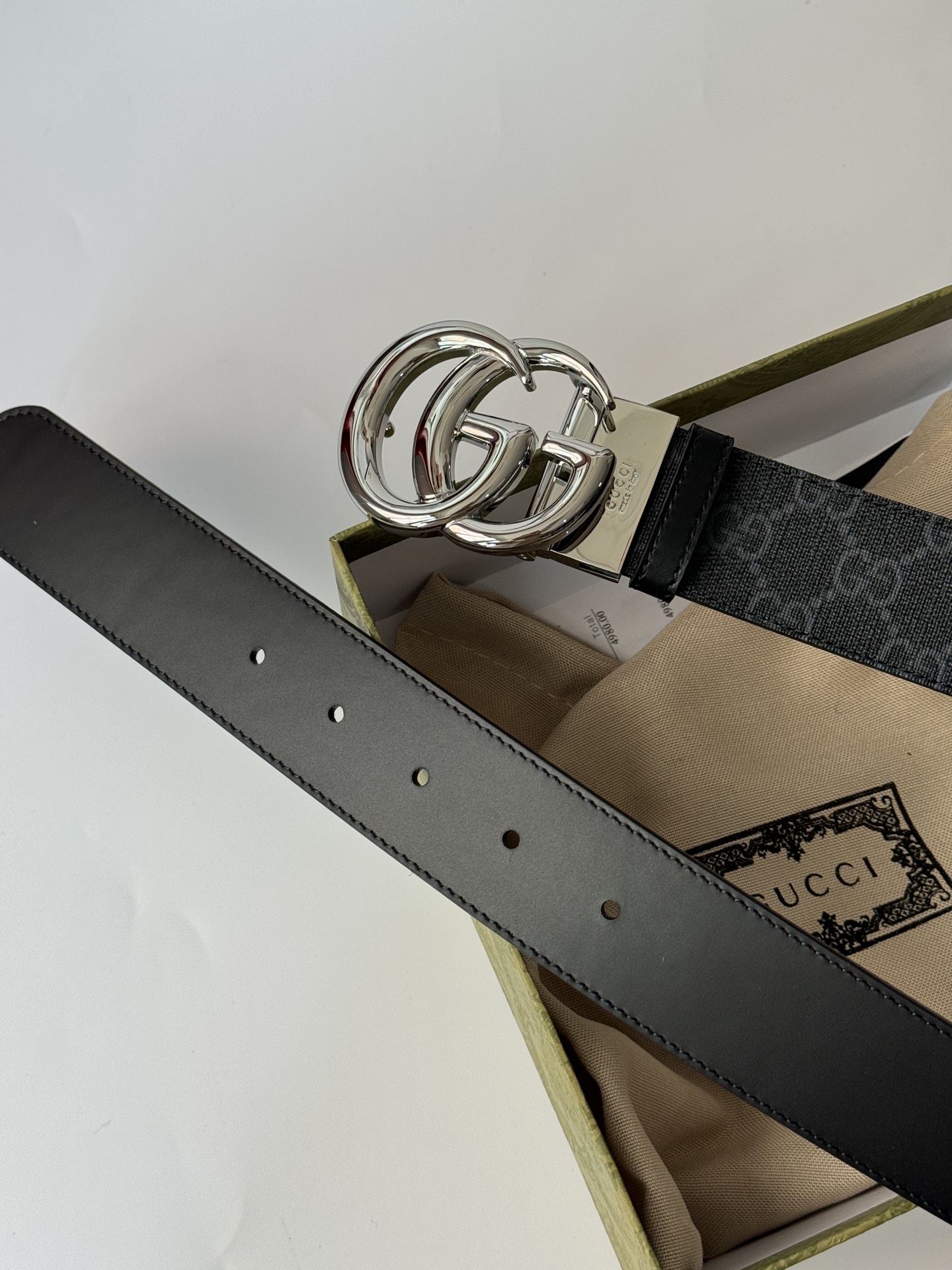 Gucci古驰3.7cm双G亮光旋转扣搭配双面皮带，带身用料PVC搭配头层牛皮双面设计。质感细腻舒适，时