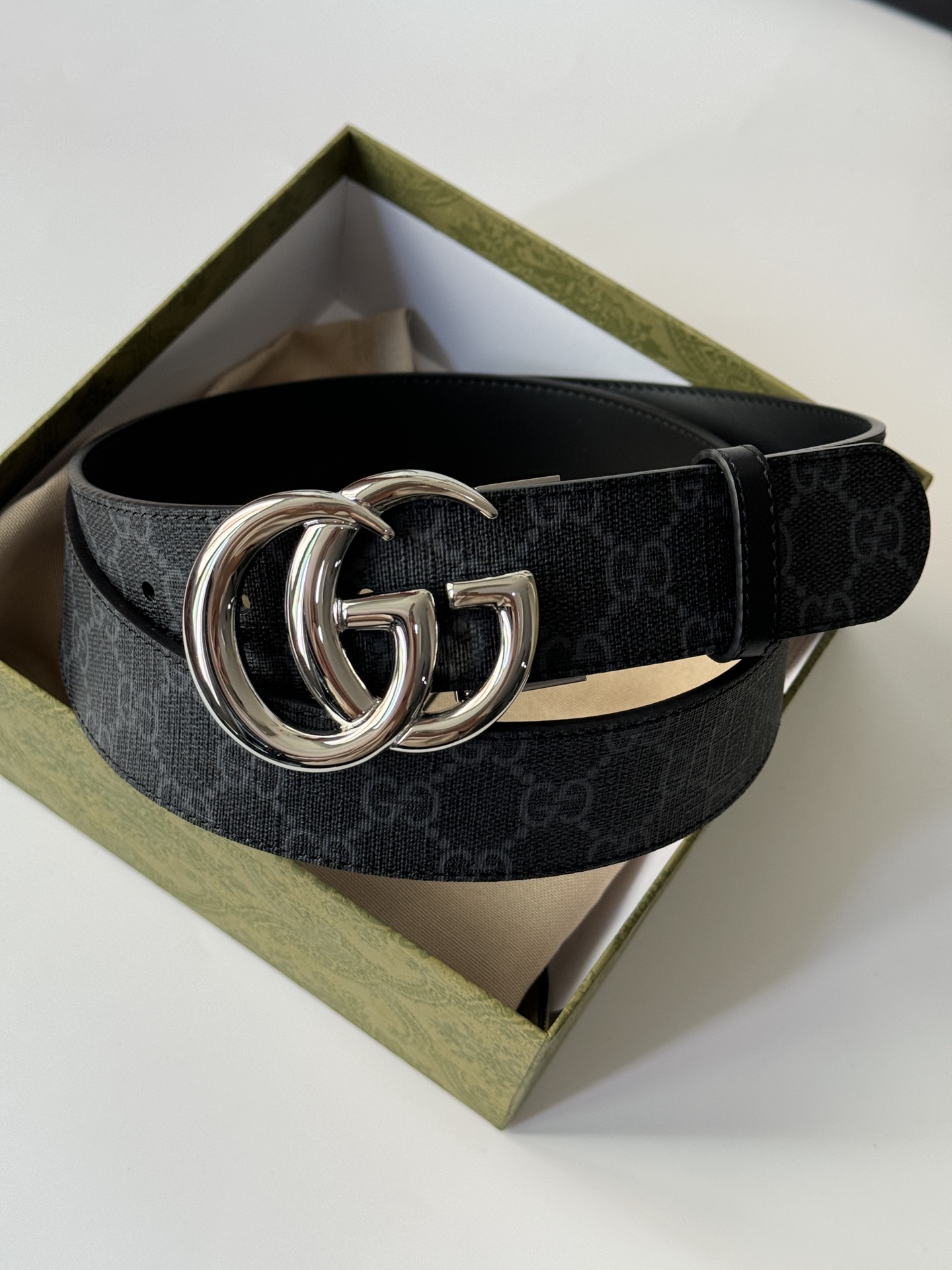 Gucci古驰3.7cm双G亮光旋转扣搭配双面皮带，带身用料PVC搭配头层牛皮双面设计。质感细腻舒适，时