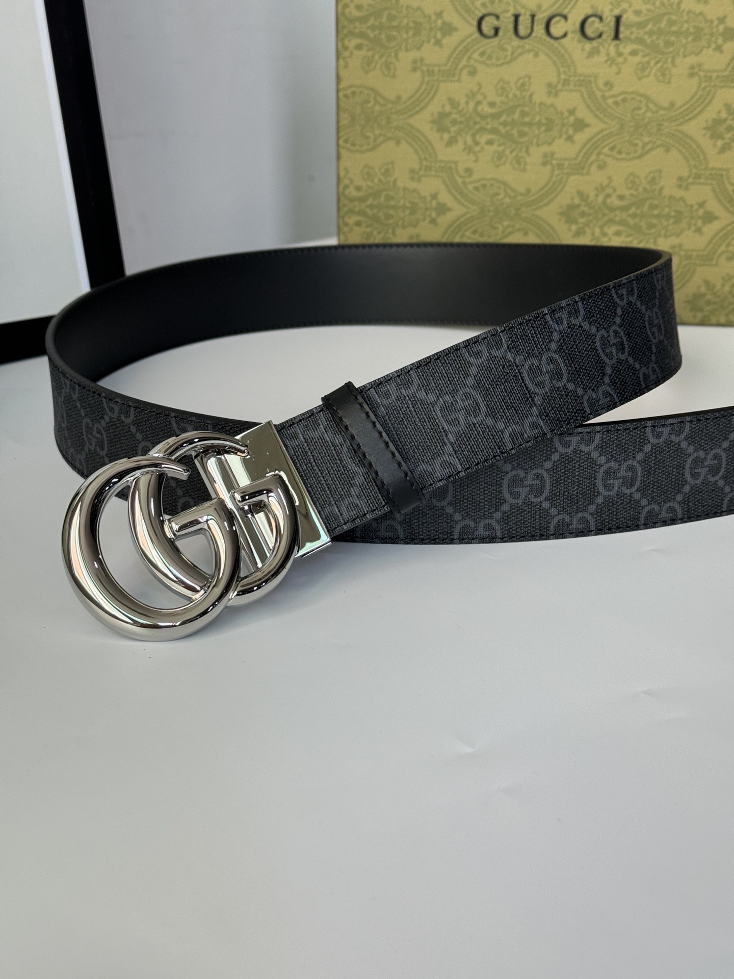 Gucci古驰3.7cm双G亮光旋转扣搭配双面皮带，带身用料PVC搭配头层牛皮双面设计。质感细腻舒适，时