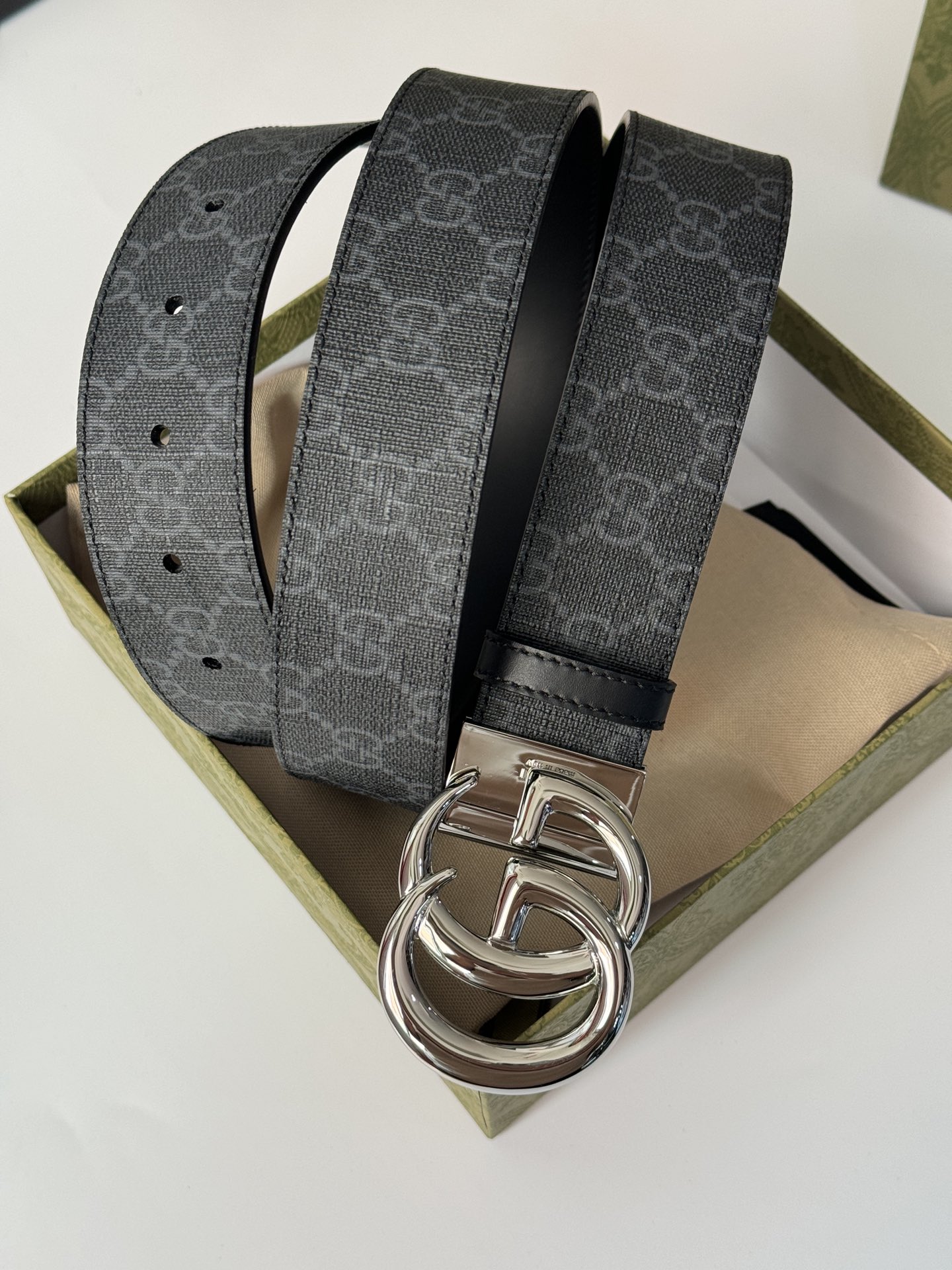 Gucci古驰3.7cm双G亮光旋转扣搭配双面皮带，带身用料PVC搭配头层牛皮双面设计。质感细腻舒适，时