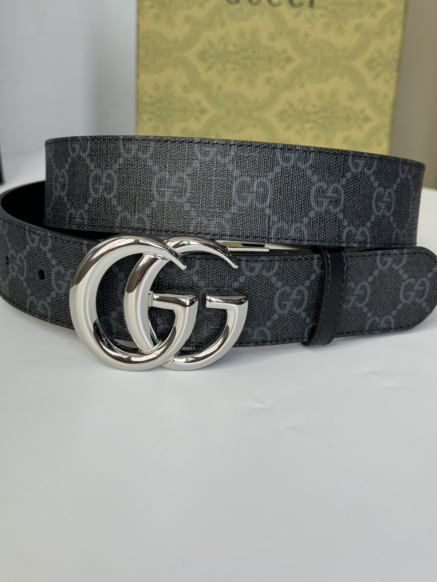 Gucci古驰3.7cm双G亮光旋转扣搭配双面皮带，带身用料PVC搭配头层牛皮双面设计。质感细腻舒适，时