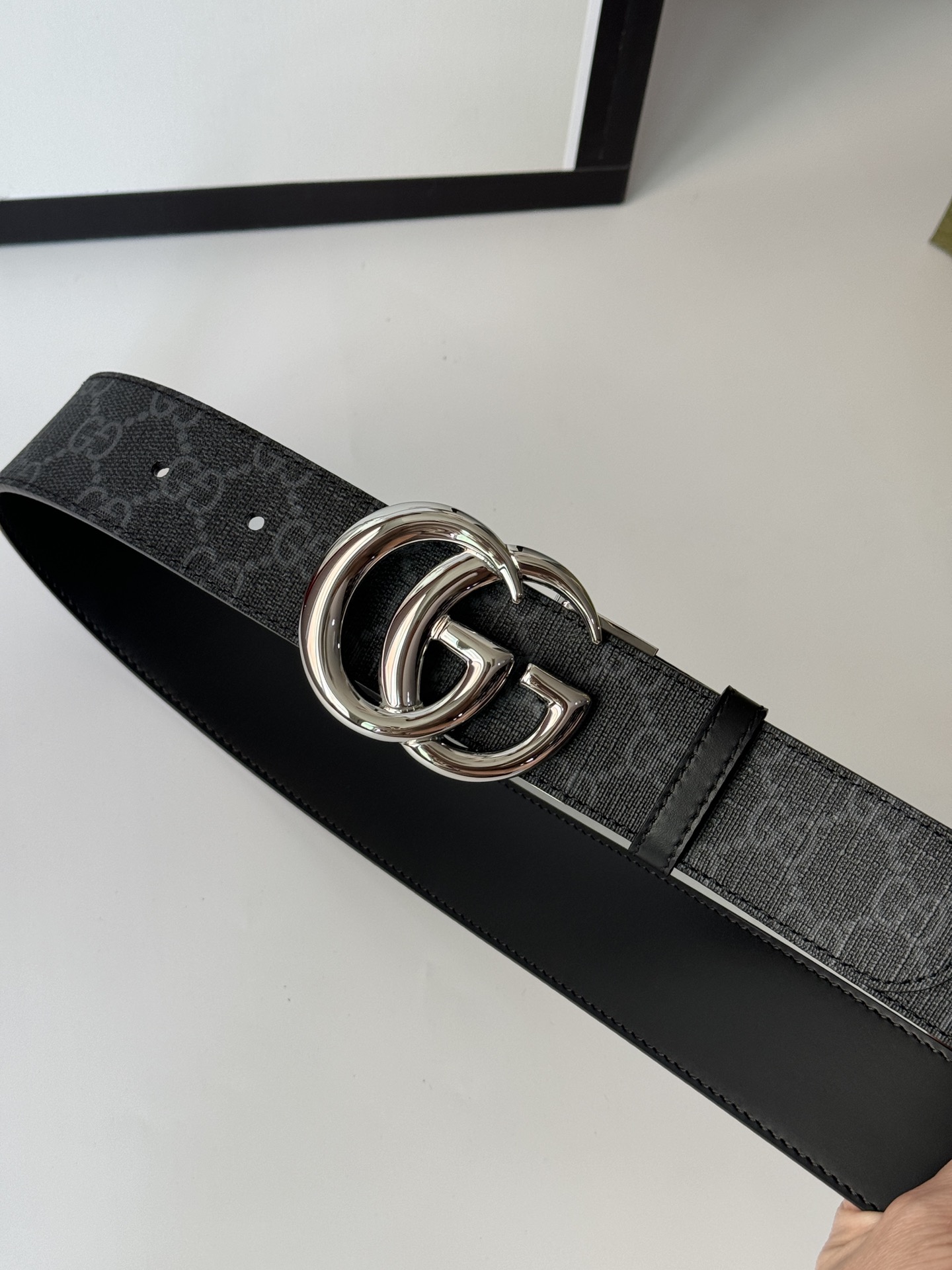 Gucci古驰3.7cm双G亮光旋转扣搭配双面皮带，带身用料PVC搭配头层牛皮双面设计。质感细腻舒适，时