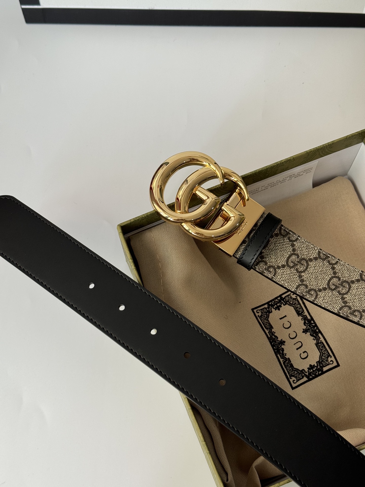Gucci古驰3.7cm双G亮光旋转扣搭配双面皮带，带身用料PVC搭配头层牛皮双面设计。质感细腻舒适，时