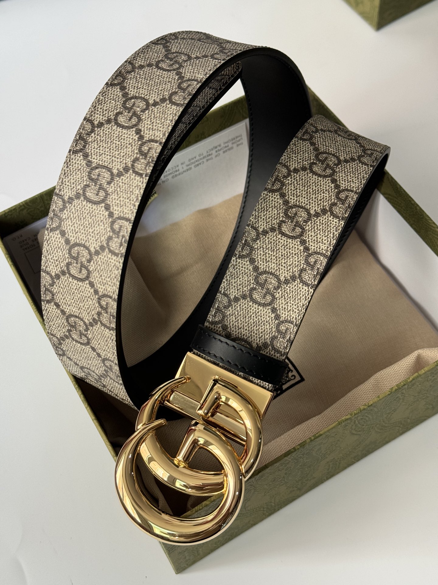 Gucci古驰3.7cm双G亮光旋转扣搭配双面皮带，带身用料PVC搭配头层牛皮双面设计。质感细腻舒适，时