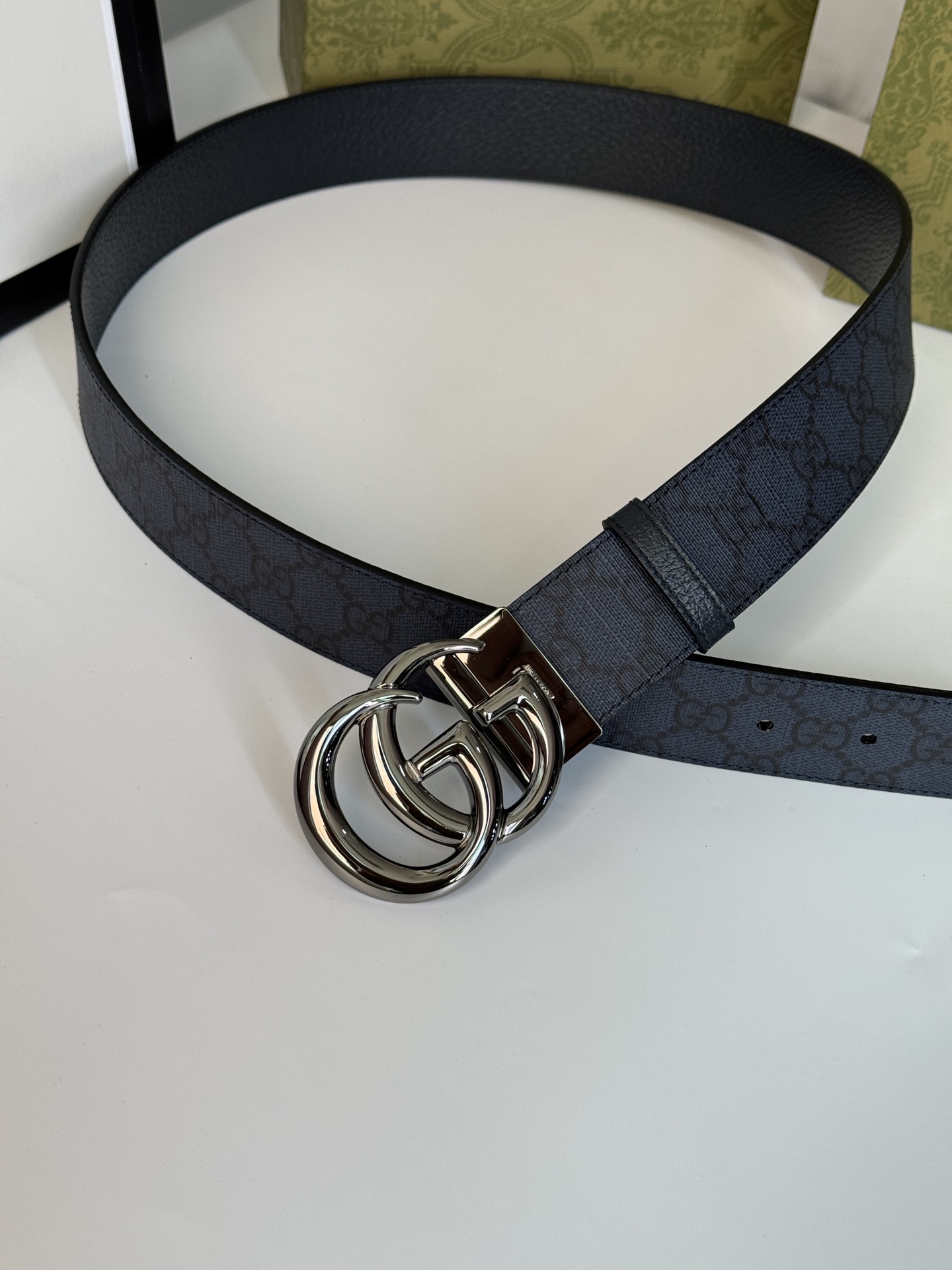 Gucci古驰3.7cm双G亮光旋转扣搭配双面皮带，带身用料PVC搭配头层牛皮双面设计。质感细腻舒适，时