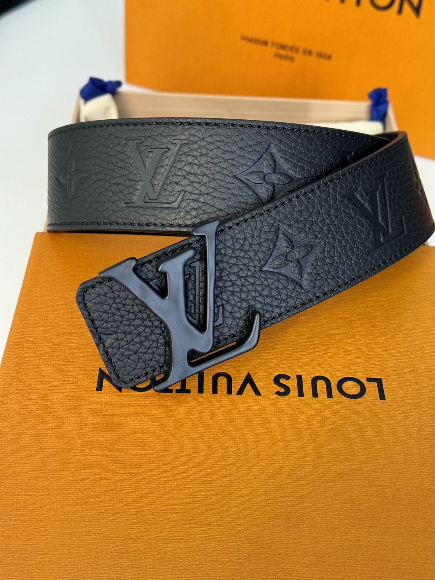 Louis Vuitton 代购级 LV Shape MNG Climbing双面腰带向攀岩运动汲取灵感 以喷绘Monogram climbing图案表现崎岖岩石的粗粝纹理