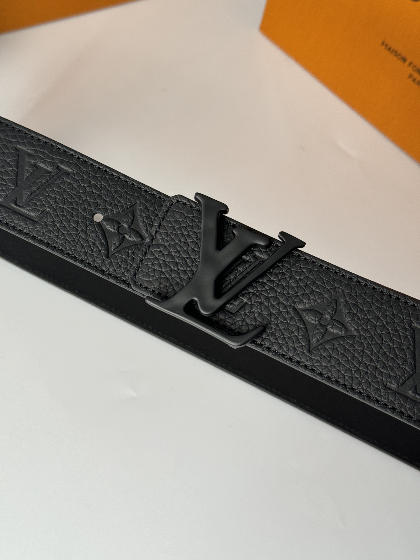 Louis Vuitton 代购级 LV Shape MNG Climbing双面腰带向攀岩运动汲取灵感 以喷绘Monogram climbing图案表现崎岖岩石的粗粝纹理