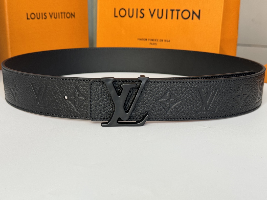 Louis Vuitton 代购级 LV Shape MNG Climbing双面腰带向攀岩运动汲取灵感 以喷绘Monogram climbing图案表现崎岖岩石的粗粝纹理